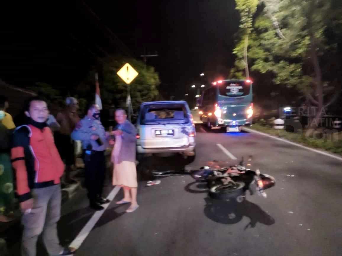 Honda CB 150 Tabrak Kijang Parkir di Jalan Raya Maospati Magetan, Pemotor Tewas