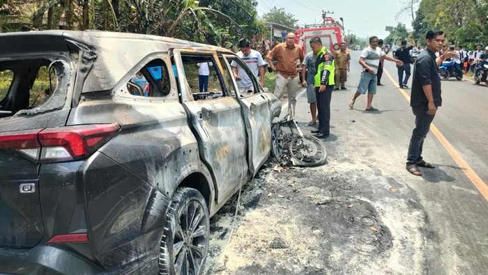 2 Mobil Vs Motor Laka Beruntun di Muara Enim, Kendaraan Hangus dan 1 Tewas