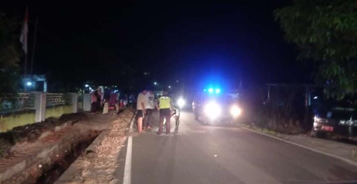 Asik Gunakan Handphone, Pengendara Motor Tabrak Mobil Terparkir