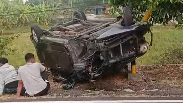 Avanza Ngebut Tabrak Pemotor hingga Tewas Lalu Terbalik di Bojonegoro