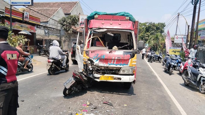 Tragis, Ayah-Anak Tewas dalam Kecelakaan Maut Truk Vs Motor di Buleleng