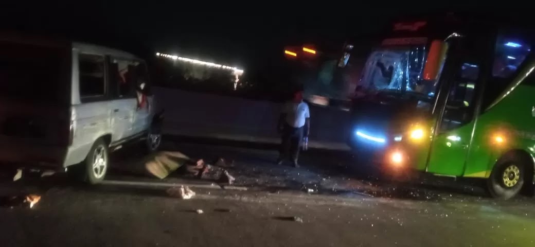 Bus Bertabrakan dengan Minibus, Dua Orang Tewas di Tol Semarang Solo
