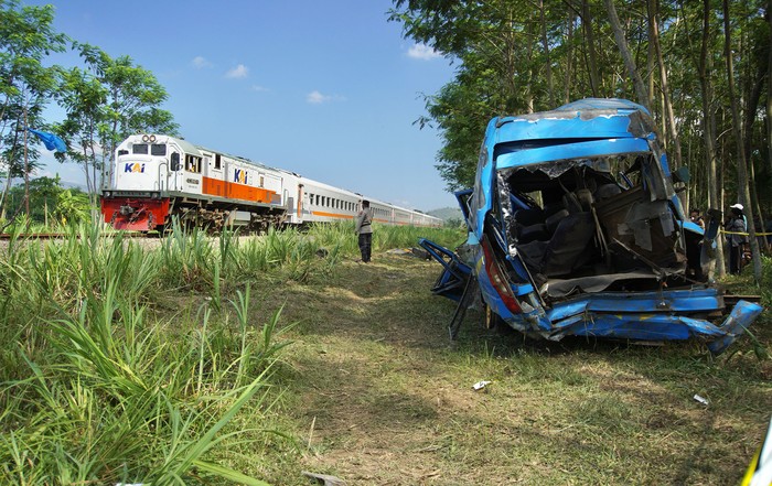 Detik-detik Kecelakaan Maut, 11 Penumpang Elf Tewas Tertabrak KA Probowangi, Baru Pulang Acara Reuni SMA di Banyuwangi
