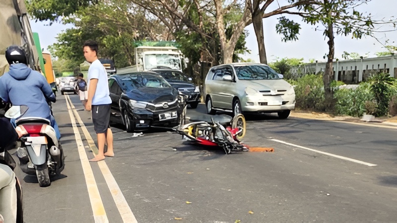 Diduga Kurang Fokus, Honda Brio Keluar Jalur Tabrak 2 Pemotor di Lamongan, 3 Perempuan Luka Berat