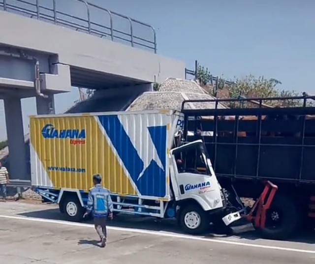 Diduga Ngantuk, Sopir Truk Logistik Tewas Seruduk Bokong Truk Parkir Di Tol Ngawi