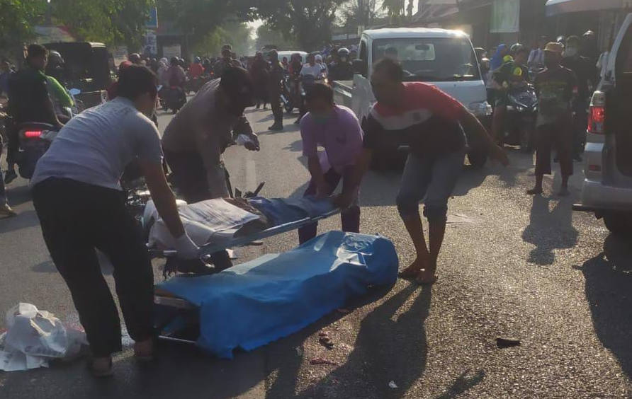 Diduga Senggolan Sesama Pemotor di Gresik, 1 Orang Tewas Ditabrak Truk