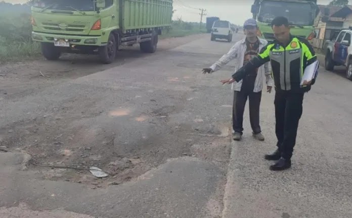 Hilang Kendali saat Hendak Menyalip, Pelajar di Jambi Tewas Tertabrak Truk
