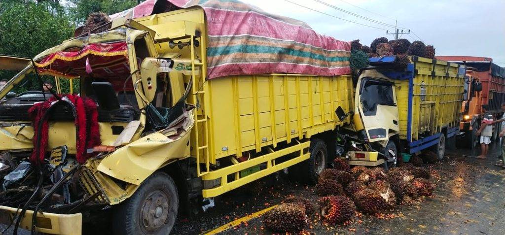 Kecelakaan Beruntun Libatkan 3 Truk di Langkat, 1 Sopir Tewas Terjepit