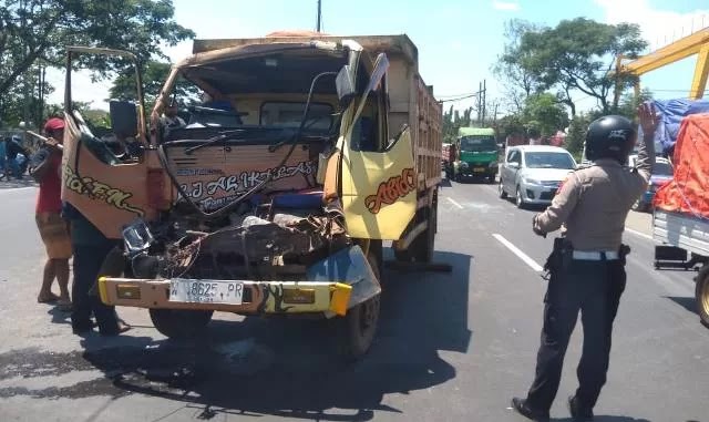 Kecelakaan Beruntun di Bypass Krian Cold Diesel Ringsek Kabinnya