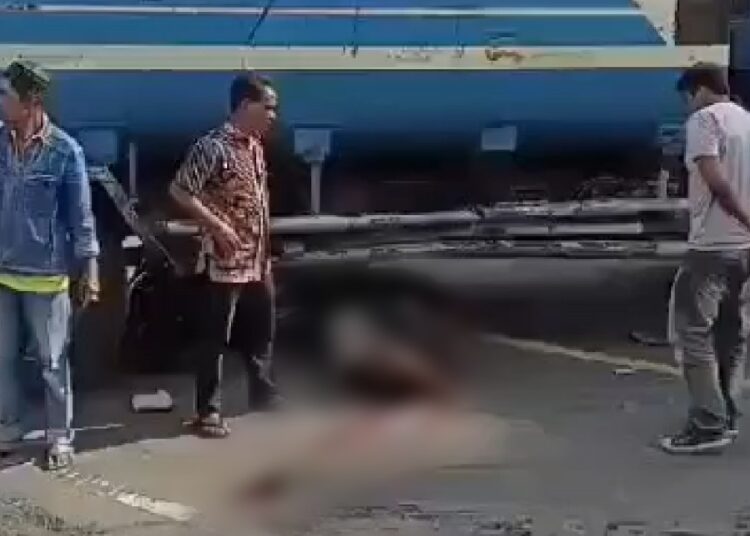 Kecelakaan Maut di Lintas Padang Panjang-Bukittinggi, Pengendara Motor Tergeletak di Bawah Truk