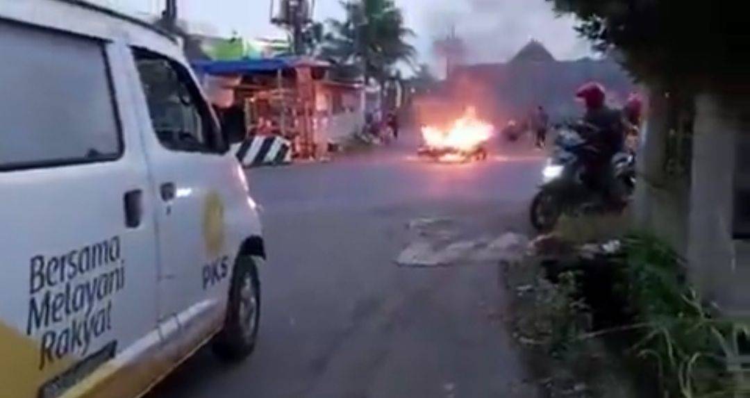 Kecelakaan Mobil Grand Max dengan Honda GL di Purbalingga, Motor Hangus Terbakar