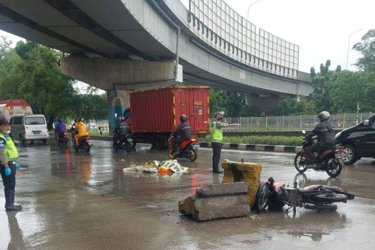 Kecelakaan Pemotor Tewas Terlindas Truk Tangki usai Tabrak Beton Pembatas lalu Terpental di Jakarta Utara