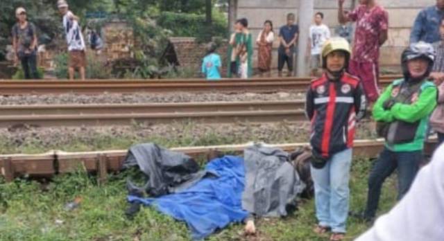 Pemotor Tewas Tertabrak Kereta usai Terobos Palang Pintu di Kramat Senen