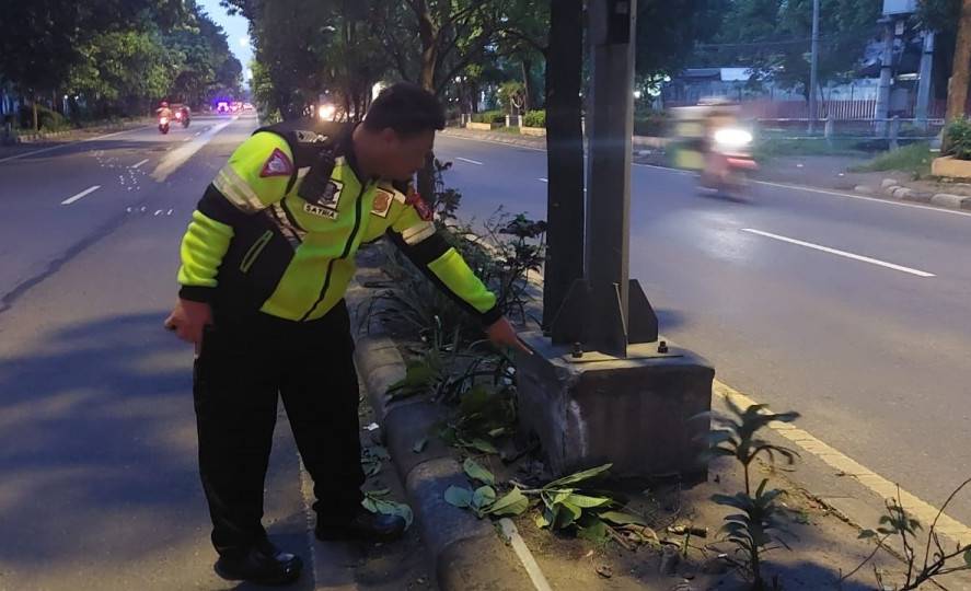 Kecelakaan Pemuda Tewas Usai Tabrak Pohon dan Tiang PJU di Jalan Raya Buduran Sidoarjo