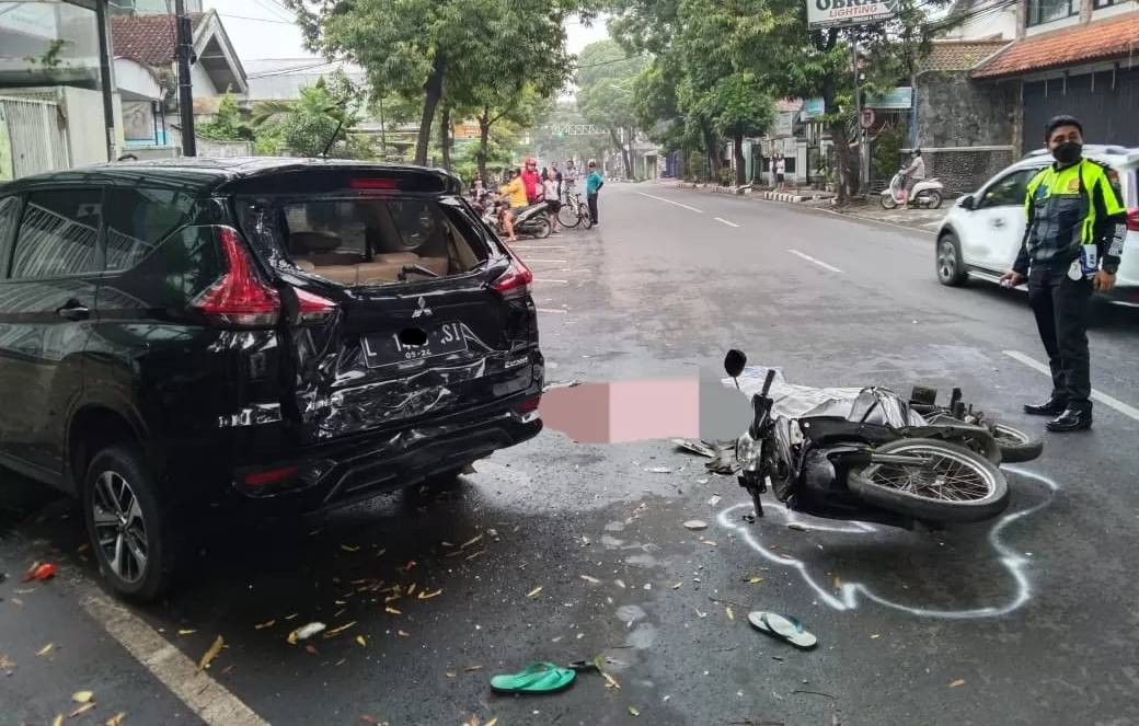 Kecelakaan Pengendara Motor Tewas usai Tabrak Mobil Xpander Parkir di Kediri