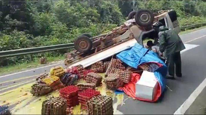 Kecelakaan Pikap Terbalik Akibat Hindari Monyet di Belitung Timur, Ribuan Teluar Pecah