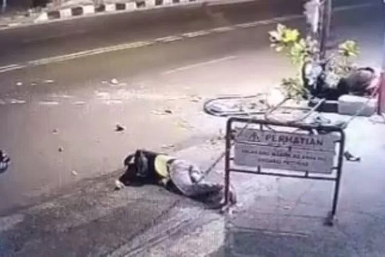 Kecelakaan Tunggal Pengendara Motor Menghantam Tiang di Pinggir Jalan Raya Cipadung