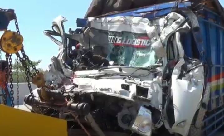 Kecelakaan di Tol Ngawi, Truk Tabrak Tronton, 1 Luka Berat