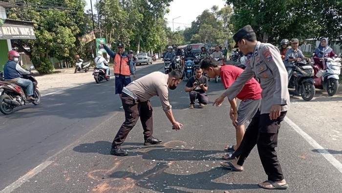 Lansia di Jombang Tewas Terlindas Truk Usai Senggolan dengan Motor