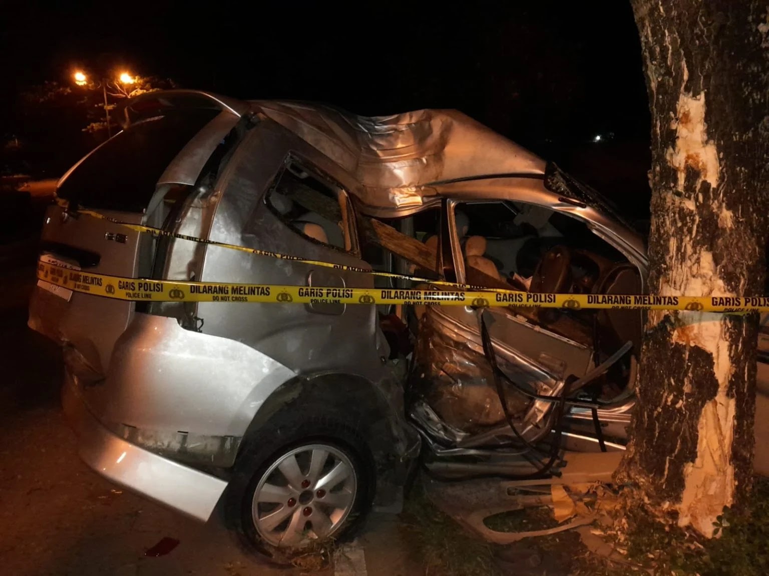 Mobil Avanza Tabrak Pembatas Jalan di Tawiri, 2 Penumpang Tewas