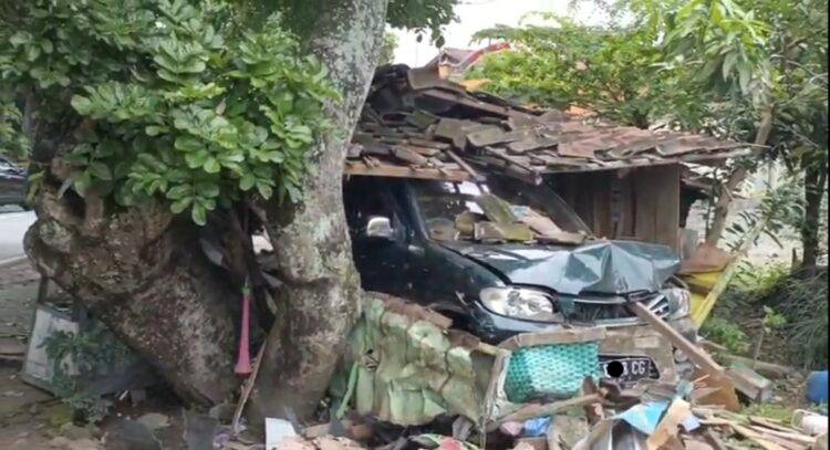 Mobil Taruna Hantam Warung Makan di Wonogiri, 2 Orang Luka-Luka