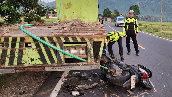 Pengendara Motor Tewas Usai Tabrak Truk Tronton Mogok di Pinggir Jalan