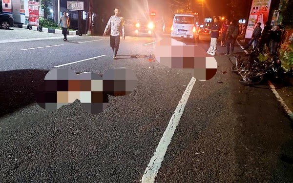 Tabrakan Adu Banteng saat Tahun Baru Suzuki Satria vs Yamaha Vega R di depan SPBU Punung, 2 Remaja Tewas