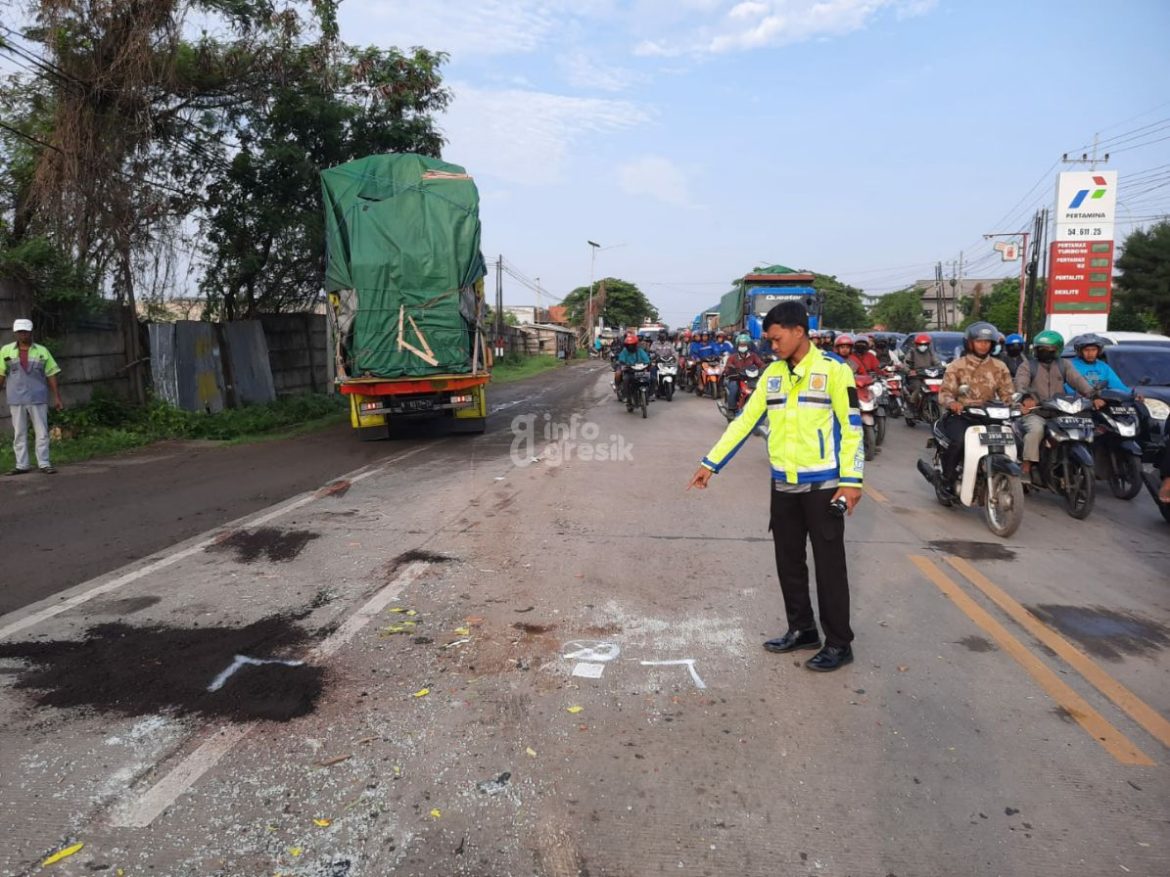 Tabrakan Truk di Jalan Raya Tebaloan Duduksampeyan, 1 Orang Meninggal Dunia