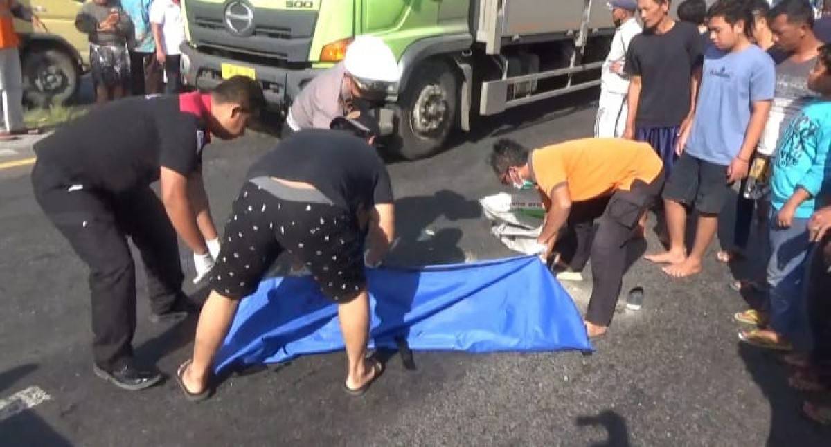 Tergelincir Saat Menyalip, Pemotor Honda CBR150 Tewas Terlindas Truk Hino di Jombang