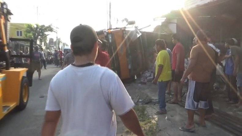 Kecelakaan di Purwakarta Hari Ini, Truk Angkut Hebel Terguling Timpa Gerobak PKL, 3 Luka Parah