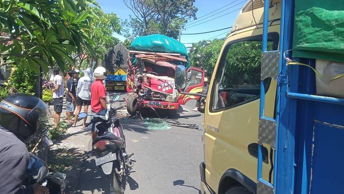 Truk Saling Tabrak di Jalan Seririt-Singaraja Buleleng, Sopir Luka Berat
