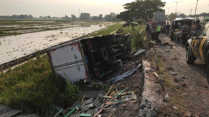 Truk Tabrak Warung di Jalan Arteri Kendal, 2 Orang Sopir dan Kernet Tewas di Lokasi Kejadian