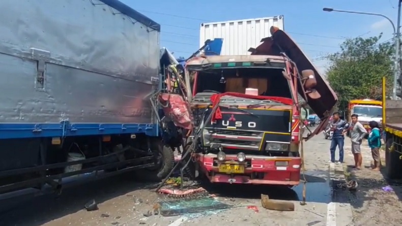 Kecelakaan 2 Truk di Bypass Mojokerto, 1 Sopir Tewas Terjepit 1 Luka Parah