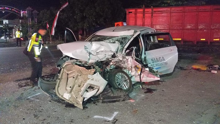Kecelakaan Mobil Siaga Desa Vs Truk di Sragen, 1 Penumpang Tewas