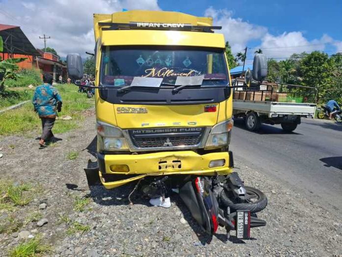 Mobil L300 Bersenggolan dengan Truk Lalu Tabrak Motor Akibatkan Gadis 21 Tahun Tewas