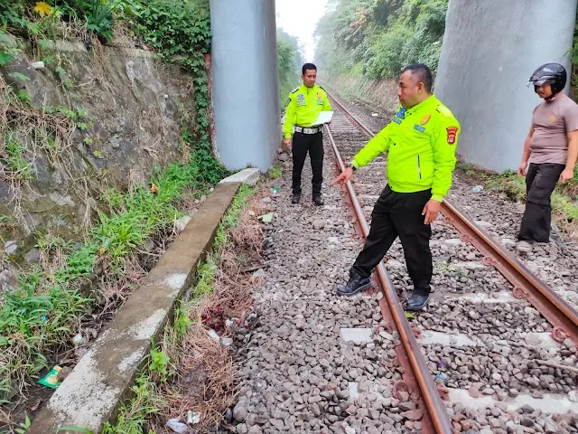 Motor Jupiter MX Terjun Bebas dari Jembatan Lintasan Kereta Api, 1 Orang Tewas 1 Luka Berat