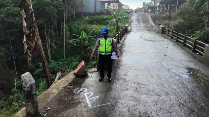 Naik Motor Bonceng Tiga Alami Rem Blong Lalu Tabrak Buk Jembatan, 2 Orang Tewas